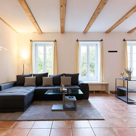 Apartment Stilvolle Gartenterrassenwohnung Mitten In